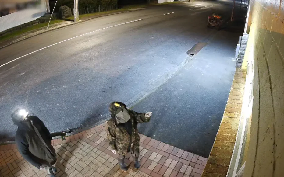 Des images de vidéosurveillance révèlent l'identité d'un père en fuite avec ses enfants