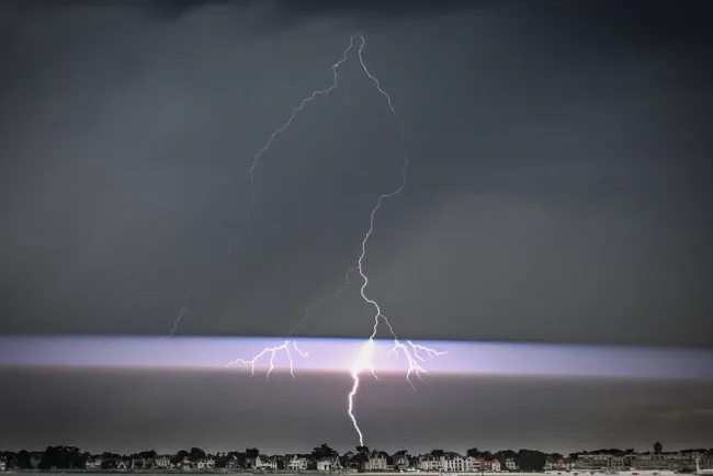 Des orages violents touchent plusieurs régions de France, des précipitations intenses sont prévues