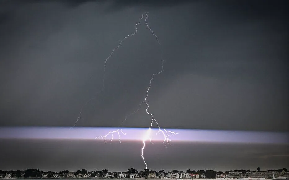 Des orages violents touchent plusieurs régions de France, des précipitations intenses sont prévues