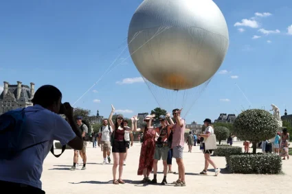 Des phrases qui guident les visiteurs vers la basilique du Sacré-Cœur