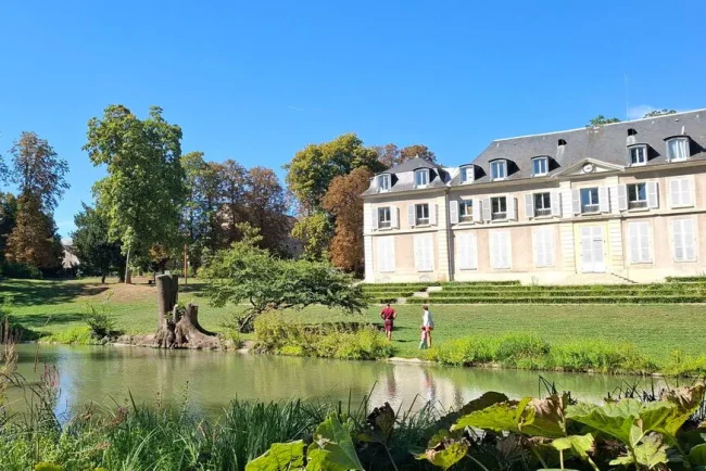 Deux bougies rouges pour markre les lieux où deux enfants se sont noyés à Orly