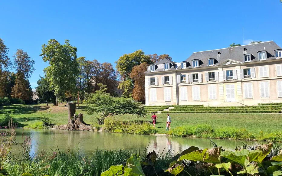 Deux bougies rouges pour markre les lieux où deux enfants se sont noyés à Orly
