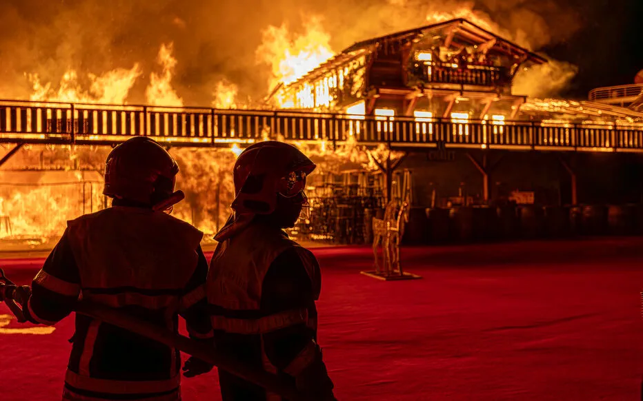 Deux frères jugés pour un incendie criminel dans un village de Noël en France