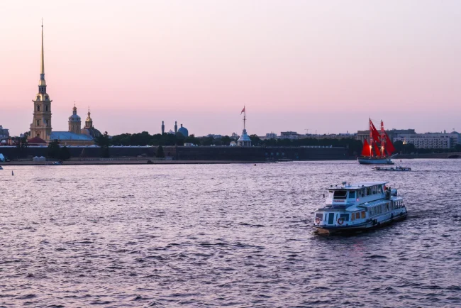 Drone abattu dans Saint-Pétersbourg : les forces de défense aérienne russes en alertent la population