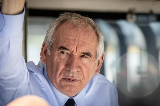 François Bayrou brandit un dessin pour illustrer la situation du pays