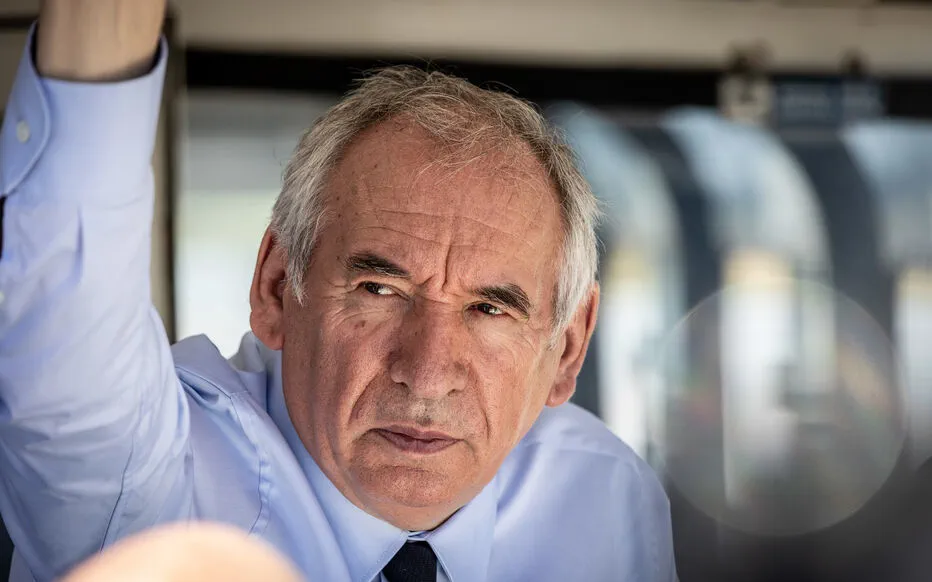 François Bayrou brandit un dessin pour illustrer la situation du pays