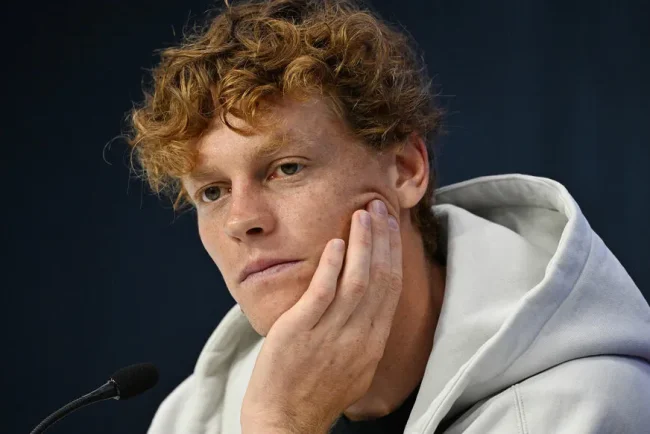 Jannik Sinner se prépare à défendre son titre à l'US Open malgré ses blessures