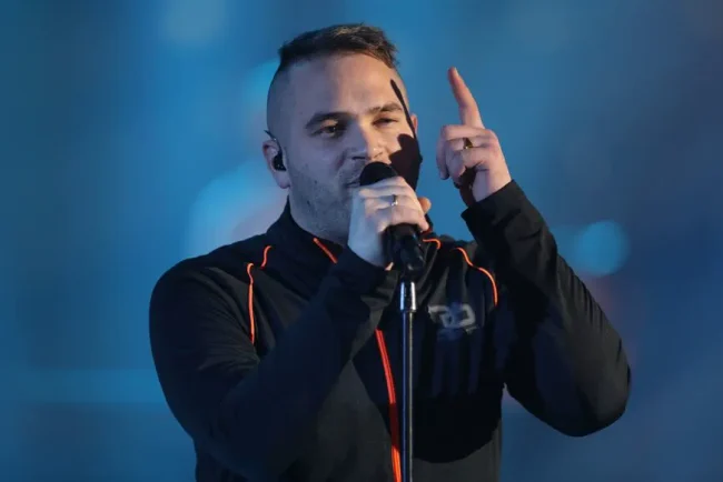 Jul seme le doute chez ses fans avec sa nouvelle chanson, 'Toi et moi'