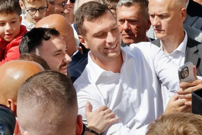 La Casquette à Champu00e9s - Jordan Bardella fait sourire les fu00fbreaux.