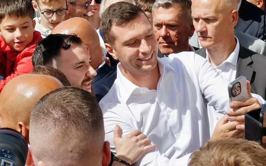 La Casquette à Champu00e9s - Jordan Bardella fait sourire les fu00fbreaux.