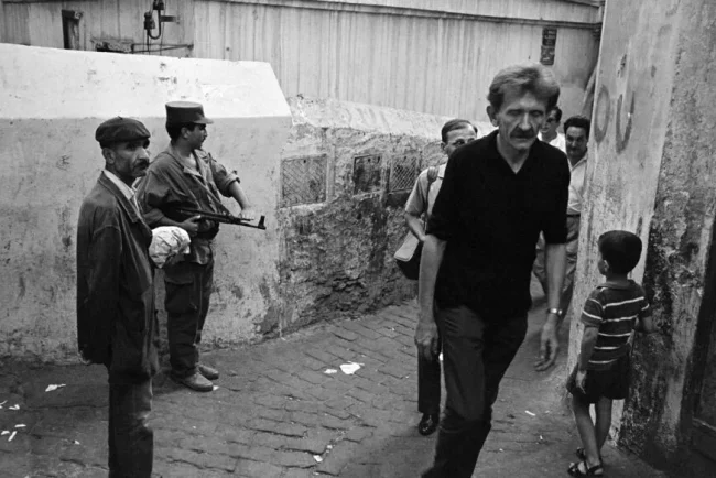 La fille de l'assassin brise le silence