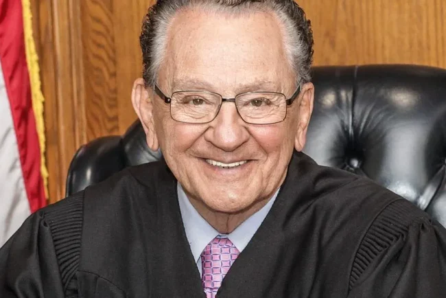 La légende du tribunal Frank Caprio, ancien juge municipal de Providence, décède à l'âge de 88 ans