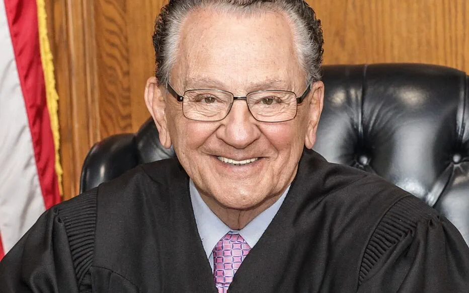 La légende du tribunal Frank Caprio, ancien juge municipal de Providence, décède à l'âge de 88 ans