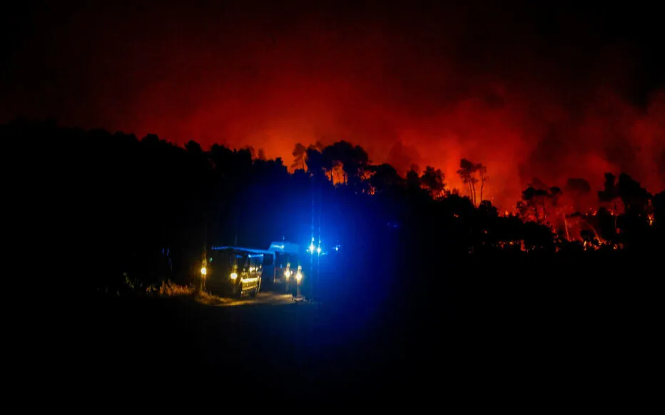 La lune rousse face à l'incendie immense