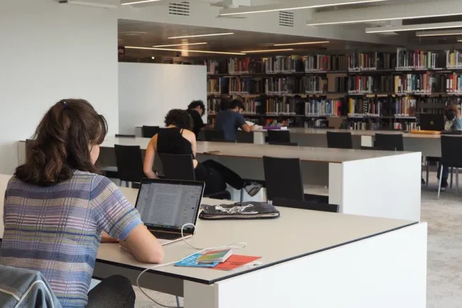 La nouvelle bibliothèque du XIIème : un havre culturel pour Sofiane