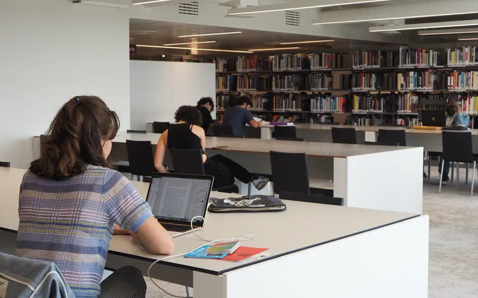 La nouvelle bibliothèque du XIIème : un havre culturel pour Sofiane