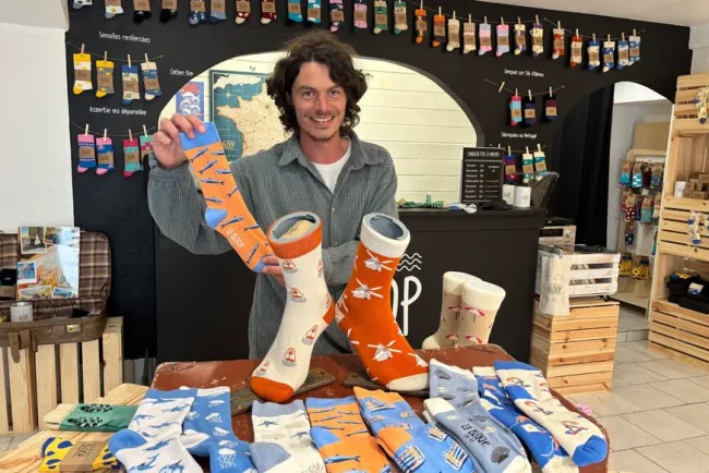 Les chaussettes à motifs inspirés de l'univers marin ont trouvé leur public sur l'île d'Oléron