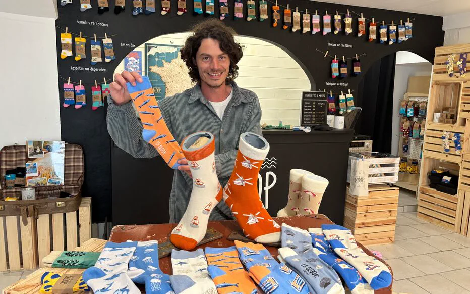 Les chaussettes à motifs inspirés de l'univers marin ont trouvé leur public sur l'île d'Oléron