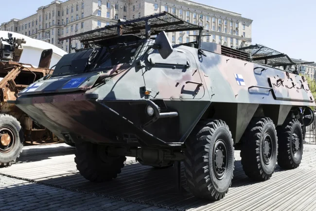 Les forces russes affirment avoir détruit un véhicule blindé finlandais en Ukraine