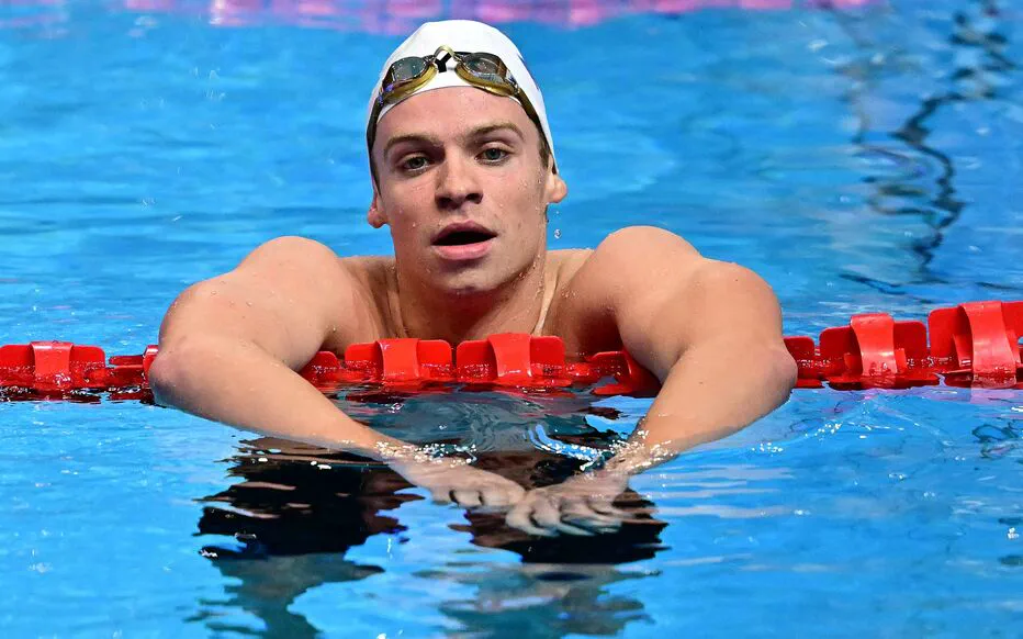 Les jambes lourdes, la tête dans les nuages : Léon Marchand frôle l'élimination lors des séries du 400 m 4 nages