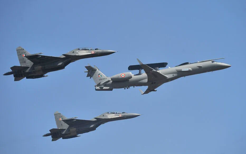 Les services de renseignement ukrainiens frappent fort en détruisant des avions de chasse russes et un dépôt d'armes