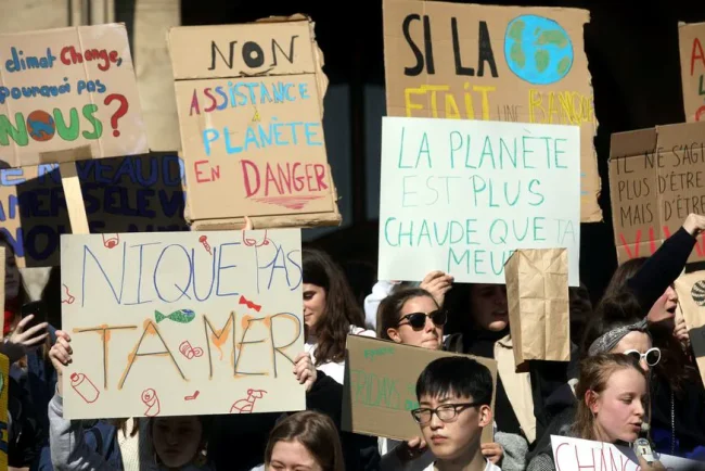 L'opposition citoyenne fait bouger les lignes : une jeune étudiante à l'origine de la mobilisation