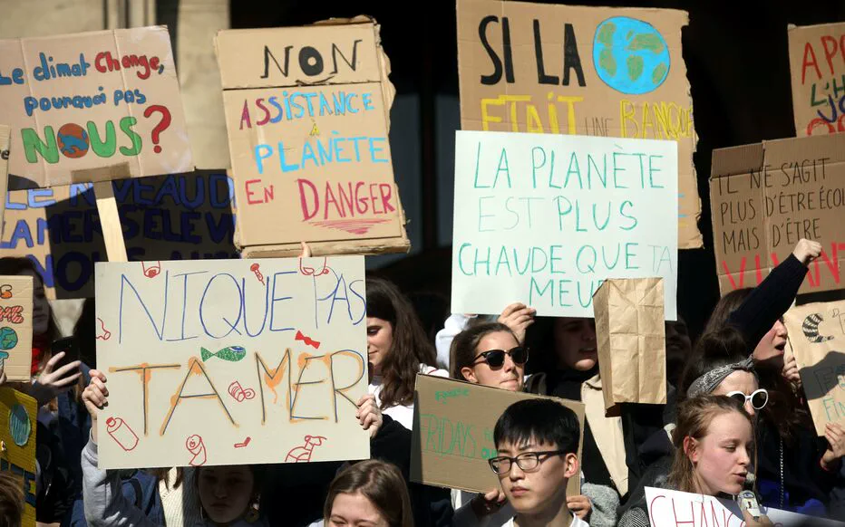 L'opposition citoyenne fait bouger les lignes : une jeune étudiante à l'origine de la mobilisation