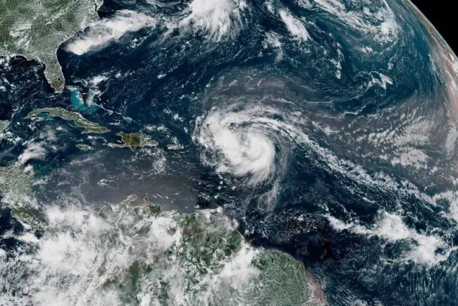 L'ouragan Erin s'intensifie et menace plusieurs pays des Caraïbes