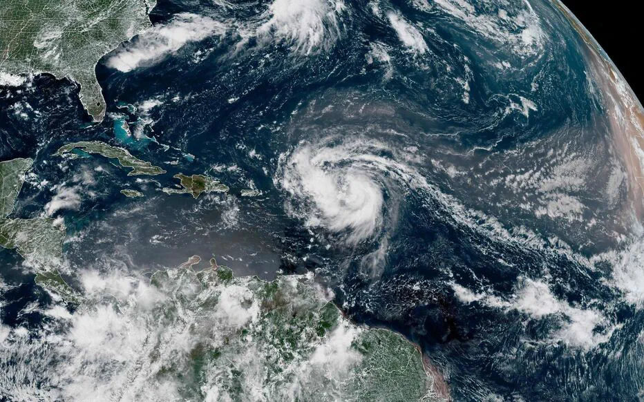 L'ouragan Erin s'intensifie et menace plusieurs pays des Caraïbes