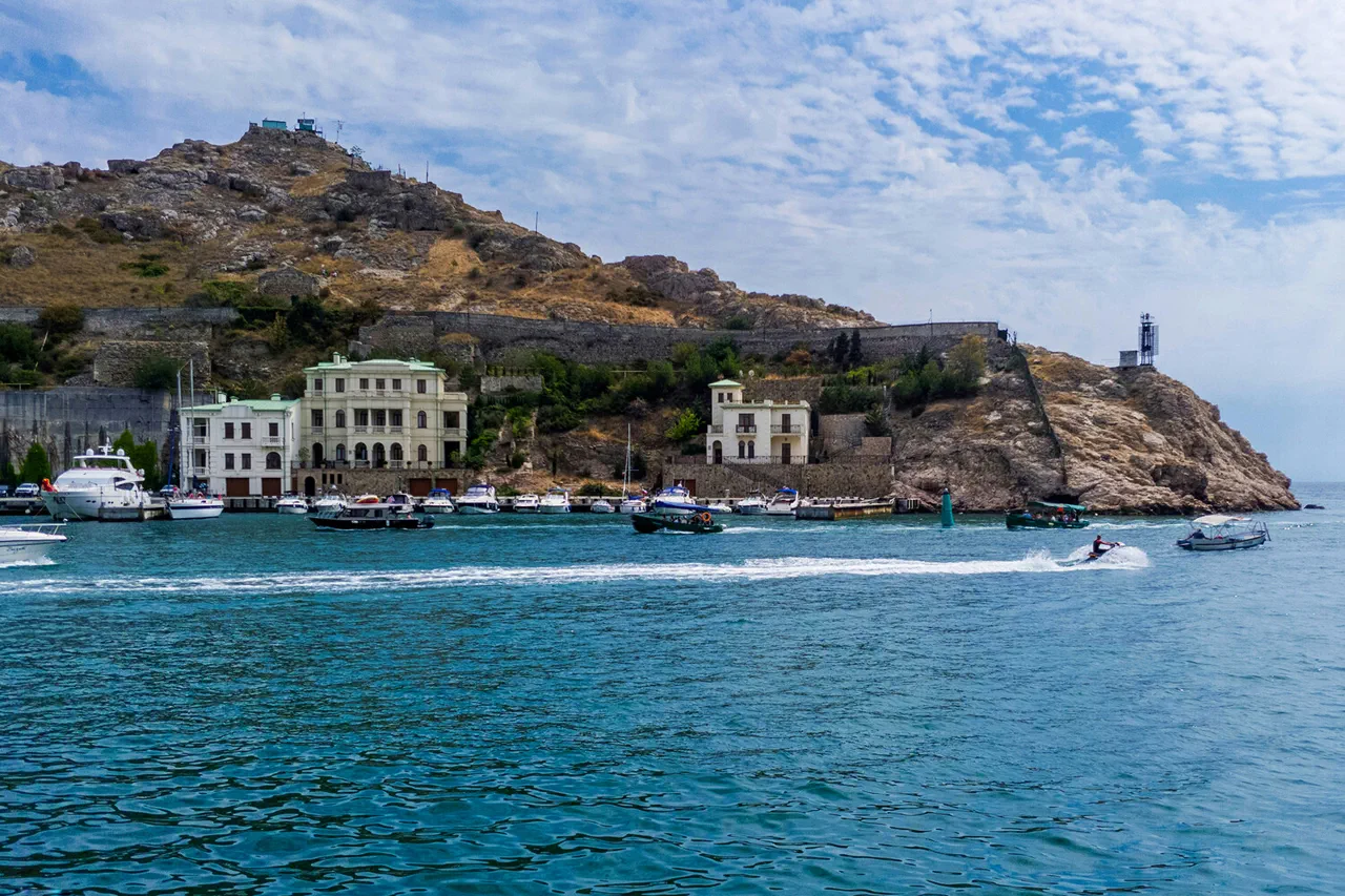 L'Ukraine lance une attaque audacieuse contre la péninsule de Crimée, mais rencontre une résistance russe.