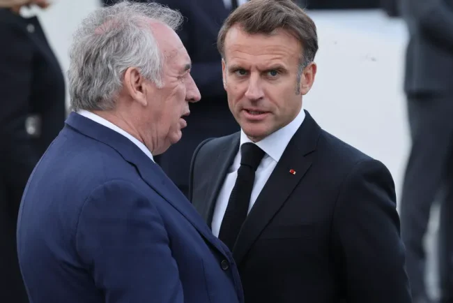 Macron, Bayrou et le jeu dangereux : Paris en alerte
