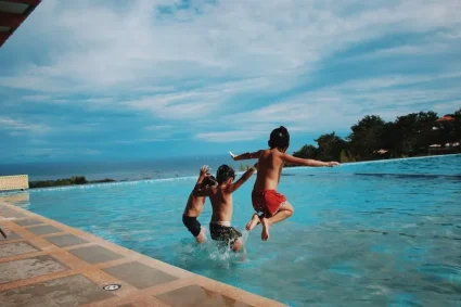 Maintenir l’hygiène de votre piscine avec des chaussettes d’écumoire