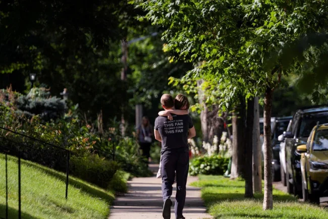 Minneapolis : des résidents témoignent de la fusillade à l'école catholique de l'Annonciation