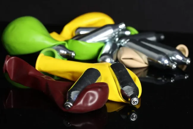 Mystérieuse vague de toxicité au protoxyde d'azote : une enquête est ouverte dans les Mureaux