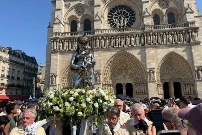 Paris célèbre l'Assomption sur le parvis de Notre-Dame