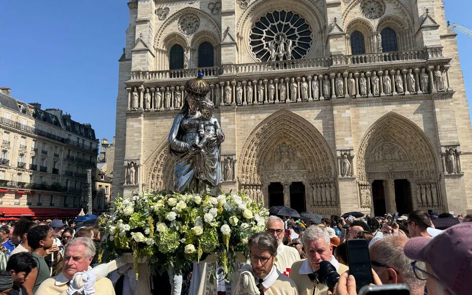 Paris célèbre l'Assomption sur le parvis de Notre-Dame