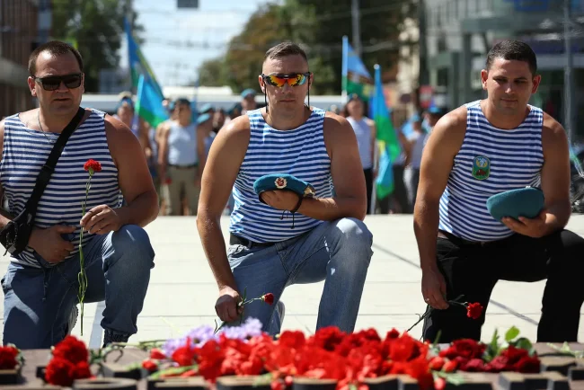 Poutine rend hommage aux parachutistes russes à l'occasion de la Journée des troupes aéroportées