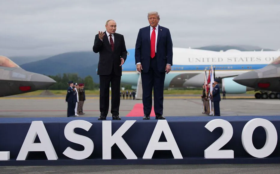 Putin et Trump se serrent la main sur le tarmac de l'aéroport d'Anchorage : un geste pour la paix ?