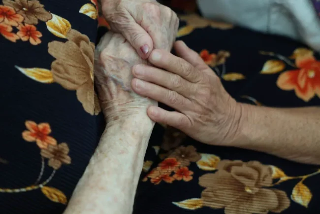 Réunion émouvante : des jumeaux séparés depuis 80 ans se retrouvent enfin