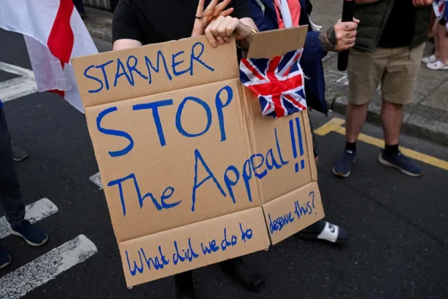 Tensions autour de l'accueil des demandeurs d'asile au Royaume-Uni : incidents et manifestations