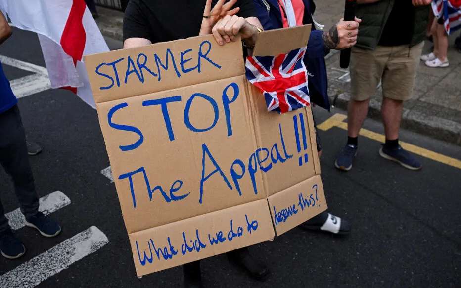 Tensions autour de l'accueil des demandeurs d'asile au Royaume-Uni : incidents et manifestations
