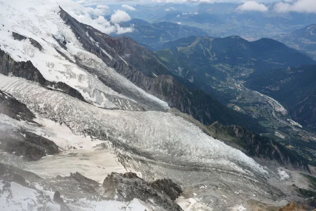 Tragique accident sur le Mont-Blanc : un alpiniste italien perd la vie et un autre survit après la chute d'un bloc de glace