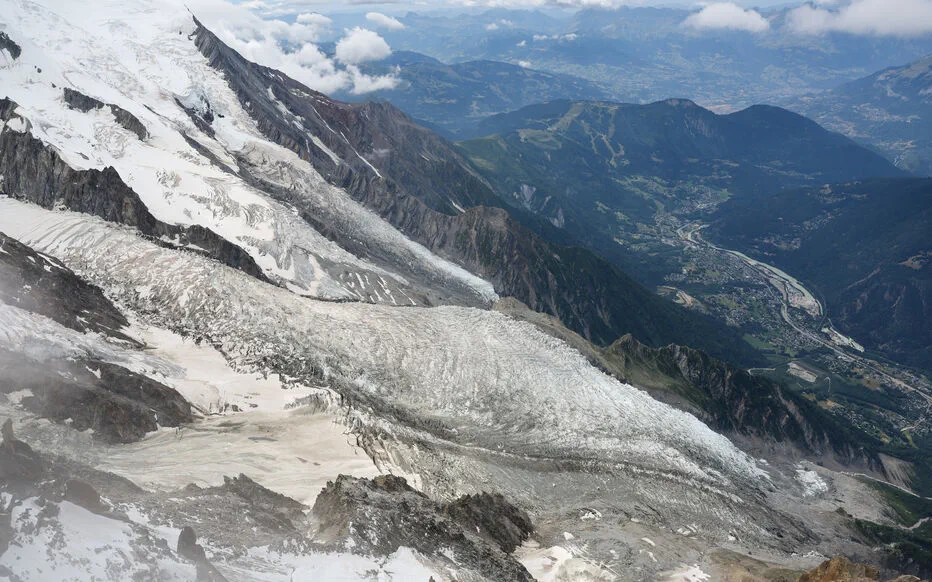 Tragique accident sur le Mont-Blanc : un alpiniste italien perd la vie et un autre survit après la chute d'un bloc de glace