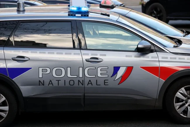 Un conducteur en fuite se rend après un accident fatal