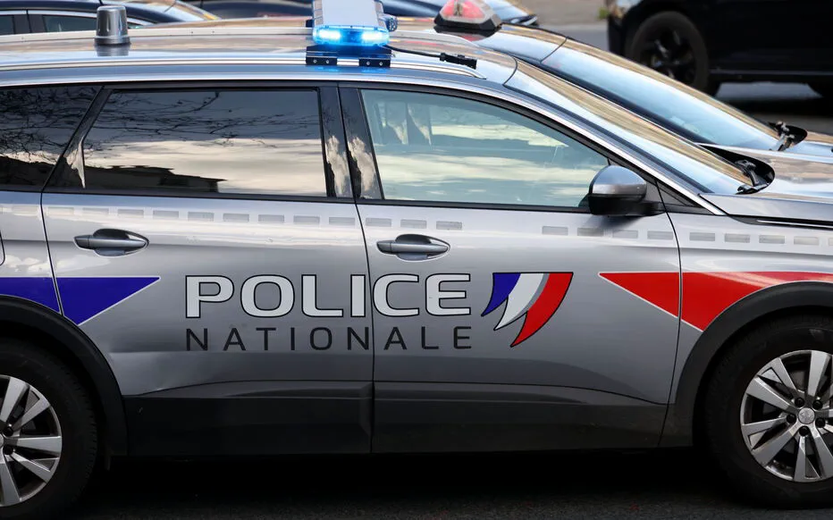 Un conducteur en fuite se rend après un accident fatal