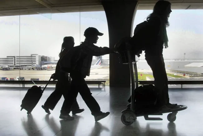 Un couple abandonne seul un enfant de 10 ans à l'aéroport pendant leurs vacances, choquant les employés.
