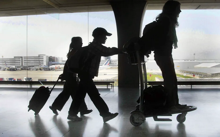 Un couple abandonne seul un enfant de 10 ans à l'aéroport pendant leurs vacances, choquant les employés.