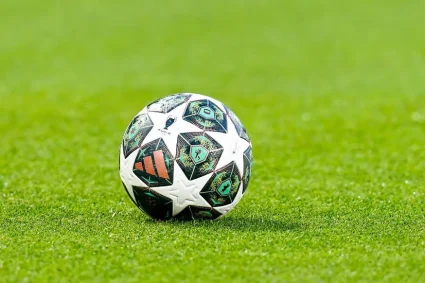 Un gardien pompier héros lors d'un match de football