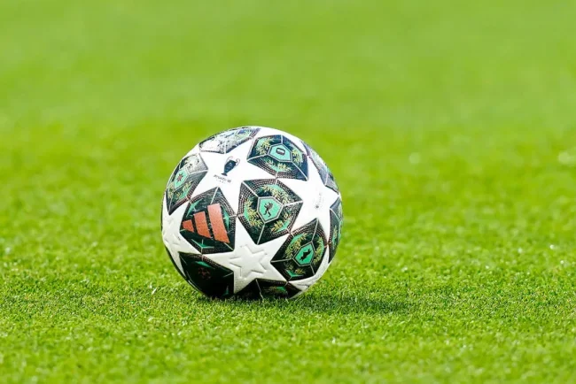 Un gardien pompier héros lors d'un match de football