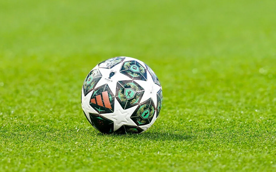 Un gardien pompier héros lors d'un match de football